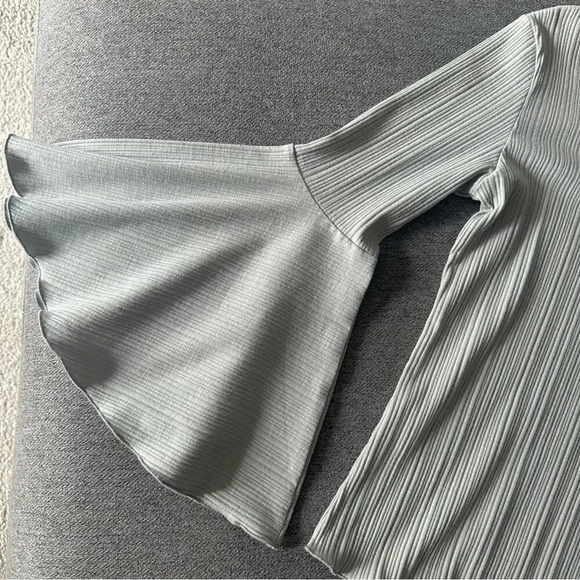 Haute Rogue Gray Bell Sleeve Blouse Top Large NWT - Picture 3 of 7